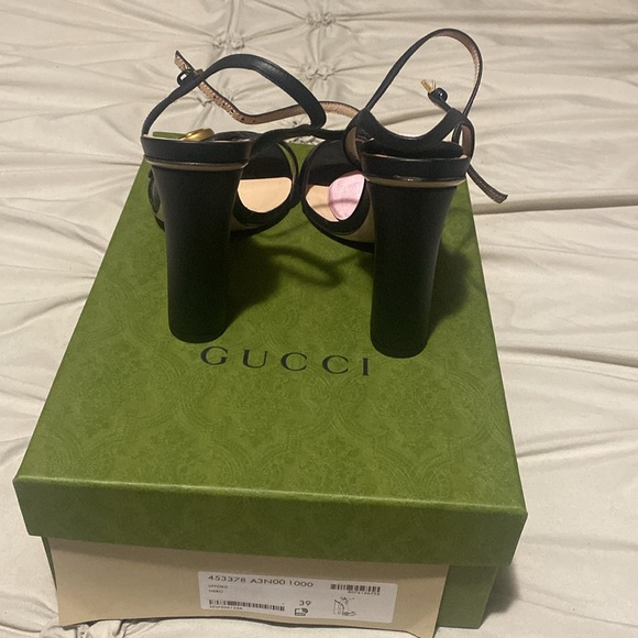 Just in time for Christmas!! Authentic Gucci sandals heels. Worn a few times. - Picture 4 of 7
